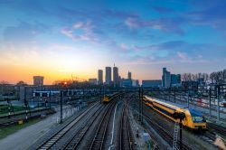 Una bella veduta al tramonto di L'Aia e della sua stazione ferroviaria (Olanda).

