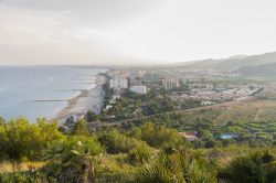 Una bella veduta dall'alto di Benicassim, Spagna. Situata vicino al mare, Benicassim sorge nel cuore del territorio della Plana Alta estendendosi fino ai piedi delle montagne del Desert ...