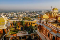 Una bella veduta del Deogarh Mahal Palace a Udaipur, Rajasthan, India. Sorto nel XVII° secolo, questo immesno palazzo è caratterizzato da cupole, decorazioni, smalti e murales.
