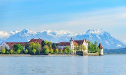 Una bella veduta del lago di Costanza con le montagne innevate sullo sfondo, Lindau, Germania.
