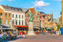 Una bella veduta della statua di Laurens Janszoon Coster in Grote Markt a Haarlem, Olanda - © trabantos / Shutterstock.com