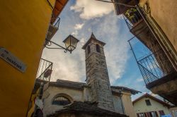 Una bella veduta dell'oratorio di Santa Elisabetta a Mergozzo, Piemonte. Santa Elisabetta è la patrona del rione "al Sasso".




