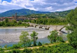 Una bella veduta di Bobbio e del Ponte Gobbo, ...