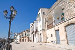 Una bella veduta di Cisternino, Puglia. Il centro storico del paese è un perfetto esempio di architettura "spontanea", quella cioè appartenente alla tradizione più ...