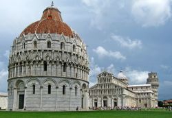Una bella veduta di Piazza dei Miracoli con i suoi monumenti, Pisa, Toscana. Dal 1987 fa parte dei Patrimoni dell'Umanità dell'Unesco e rappresenta il centro artistico e culturale ...