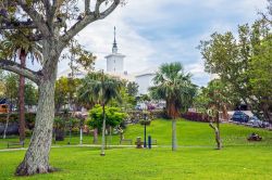 Una bella veduta di Victoria Park nel centro di Hamilton, isola di Bermuda. Nonostante le dimensioni ridotte dell'abitato, Hamilton ospita numerose aree verdi fra cui, la più famosa, ...