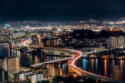 Una bella veduta notturna della città dalla torre di Fukuoka, Giappone - © Jirat Teparaksa / Shutterstock.com