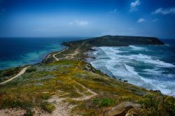 Una bella veduta panoramica dall'alto di Capo San Marco, Sardegna. Il promontorio si trova nella parte meridionale della pensiola del Sinis che chiude a nord il golfo di Oristano.
