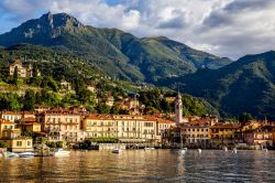 La città di Bellagio fotografata dal lago di Como. Bellagio si trova al punto di separazione del lago nei suoi due bracci principali, quello orientale che arriva fino a Lecco, e quello ...