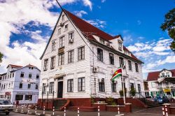 Un bell'edificio coloniale nel centro storico di Paramaribo, capitale del Suriname - © Anton_Ivanov / Shutterstock.com