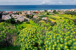 Il Belvedere di Brolo, uno dei punti panoramici della costa nord della Sicilia - © Standret / Shutterstock.com