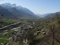 Belvedere di Chambave, panorama montagne sud Valle d'Aosta. Questa bella cittadina si trova a 486 metri di altitudine in una zona collinare coltivata a vitigni sin dall'antichità ...