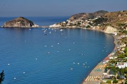 Da questo belvedere ad Ischia (Campania) si può ammirare la spiaggia dei Maronti e, sullo sfondo, la cittadina di Sant'Angelo.