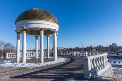 Belvedere nei pressi della cattedrale di San Theodore Ushakov a Saransk, Russia, in inverno con la neve - © Damira / Shutterstock.com
