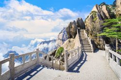 Belvedere panoramico sulle Montagne Gialle nella provincia di Anhui, Cina.

