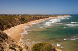 Belvedere sulla spiaggia Jan Huc dal Bird Rock nei pressi di Torquay, Australia.




