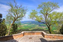Il belvedere da una terrazza di Montescaglioso in Basilicata. Il verde panorama ci dice che siamo in primavera, in genere in estate le colline assumono una colorazione gialla per i lunghi periodi ...