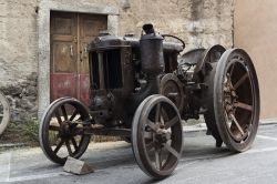 Benetutti, Sardegna: un Landini L25, esposto nelle vie del centro durante una fiera © Marco7983 / Shutterstock.com