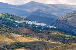 Berchules il villaggio bianco nelle Alpujarras di Granada in Andalusia (Spagna). Questo "pueblo blanco" è famoso per la sua festa di capodanno in Estate, la "nocheveja ...