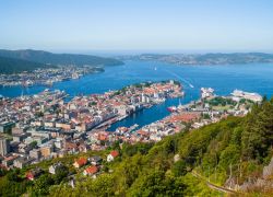 Bergen fotografata dal monte Floyen, raggiungibile con una funicolare: da qui si gode di un panorama spettacolare sul fiordo - © Petroos / Shutterstock.com 