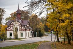 Bergpark a Kassel, Germania - Il foliage autunnale lo rende uno dei luoghi imperdibili durante un tour alla scoperta di questa città. Si tratta del più grande parco rupestre d'Europa: ...