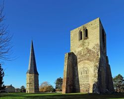 Le vestigia dell'abbazia di Saint Winoc sono visibili sulla collina nota come Groenberg nella città di Bergues, nella regione Nord-Passo di Calais, in Francia.