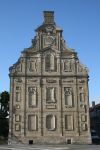 L'antico edificio del Monte d Pietà di Bergues. Al suo interno, oggi, si trova il Museo municipale che ospita collezioni artistiche, oggetti e documenti storici di grande valore.