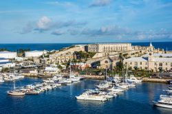 Bermuda con panorama su King's Wharf e le prigioni dell'epoca britannica. In primo piano yachts e barche ormeggiate al porto - © Andrew F. Kazmierski / Shutterstock.com