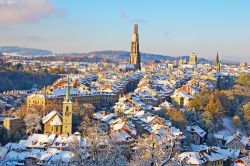 Berna, veduta dall'alto della città innevata nel periodo natalizio - © Fedor Selivanov / Shutterstock.com
