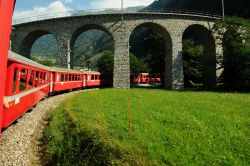 Il Bernina Express affronta il viadotto elicoidale di Brusio in Svizzera - © Dan74 / Shutterstock.com
