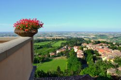 Bertinoro, Emilia Romagna, vista da un edificio storico. Questo borgo medievale è anche considerato la città dell'ospitalità: ancora oggi, all'inizio dei ogni settembre, ...