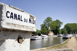 Insegna del Canal du Midi a Beziers, Francia. Si tratta di un canale artificiale francese lungo 241 chilometri che collega il fiume Garonna al mar Mediterraneo - © 202211698 / Shutterstock.com ...