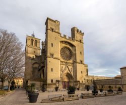 Beziers, Languedoca: la cattedrale di San Nazario con le due possenti torri. Al suo interno si trovano affreschi del XIV° secolo - © 176949539 / Shutterstock.com