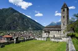 Biasca nel Canton Ticino in Svizzera: in prmo piano la Chiesa dei Santi Pietro e Paolo