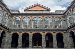 Biblioteca Nazionale Vittorio Emanuele III a Napoli, Campania. Ospitata al Palazzo Reale in Piazza del Plebiscito, venne istituita alla fine del XVIII° secolo - © celiachen / Shutterstock.com ...