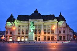 La Biblioteca Centrale dell'Università di Bucarest è il fiore all'occhiello della cultura nella capitale romena. Il palazzo universitario, cominciato nel 1857, è ...
