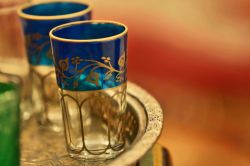 Bicchieri per il the nel souk di Marrakech, Marocco - Trasparenti, colorati o con preziose rifiniture dorate: i bicchierini in cui sorseggiare il the marocchino si possono acquistare nelle botteghe ...