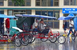 Bici taxi a Holguin, Cuba. E' uno dei mezzi di trasporto pubblico più utilizzati da turisti e abitanti per spostarsi in città - © alexsvirid / Shutterstock.com