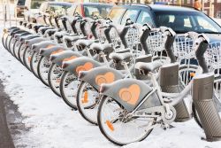 Biciclette a noleggio lungo una strada di Lun in inverno, Svezia. La società Lundahoj ha stazioni di bike rental come questa in tutta la cittadina svedese - © Imfoto / Shutterstock.com ...