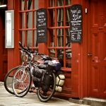 Biciclette appoggiate all'ingresso di un pub nel centro di Durham, Inghilterra. Sono tanti gli appassionati delle due ruote che attraversano questo territorio del Regno Unito in sella alla ...