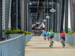 Biciclette attraversano il ponte Clinton a Little Rock, Arkansas (USA): questo attraversamento è aperto a bici e pedoni - © PhilipR / Shutterstock.com