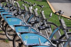 Biciclette dell'Allegheny Health Network allineate su un marciapiede a Pittsburgh, Pennsylvania, USA. Si tratta di una delle 50 stazioni che promuovono vita salutare e all'aria aperta ...