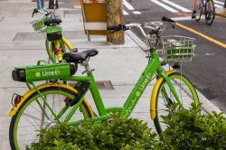 Biciclette in una via del centro storico di Seattle, Washington (USA). Sono noleggiabili da Lime E Bike - © Ceri Breeze / Shutterstock.com