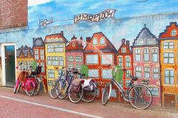 Biciclette parcheggiate lungo le mura dipinte delle tradizionali case olandesi a Leeuwarden, Paesi Bassi - © ingehogenbijl / Shutterstock.com
