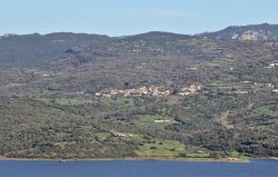 Bidoni, panorama del villaggio e il lago Omodeo - © Gianni Careddu, CC BY-SA 4.0, Wikipedia