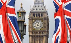 Iconica immagine di Londra, con il Big Ben incorniciato da due bandieri inglesi
