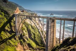 Big Sur Highway a sud di Monterey: One Bixby Creek Bridge uno sei simboli della costa della California