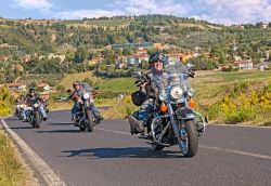 Biker in Harley Davidson durante il rally motociclistico "Sangiovese Tour" a Riolo Terme, Emilia Romagna - © ermess / Shutterstock.com