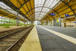 Binari alla stazione centrale di Krefeld, Germania - © Manninx / Shutterstock.com