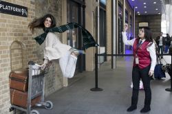 Binario di Harry Potter alla stazione King's Cross di Londra, Inghilterra. Situata nel distretto di Camden, e vicino a London St. Pancras, questa stazione ferroviaria e metropolitana di ...